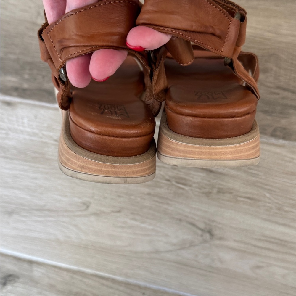 Miz Mooz 39 8 1/2 - 9 WIDE Camellia sandals - Picture 4 of 8